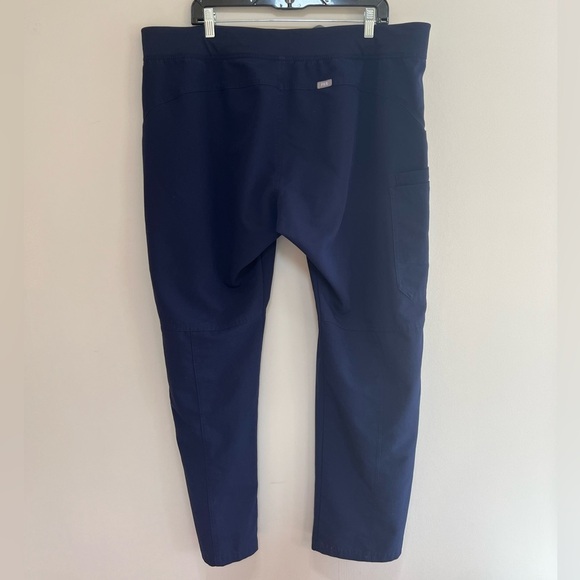 FIGS Women’s Kade Cargo Scrub Pants in Navy, size XXL - Picture 4 of 9